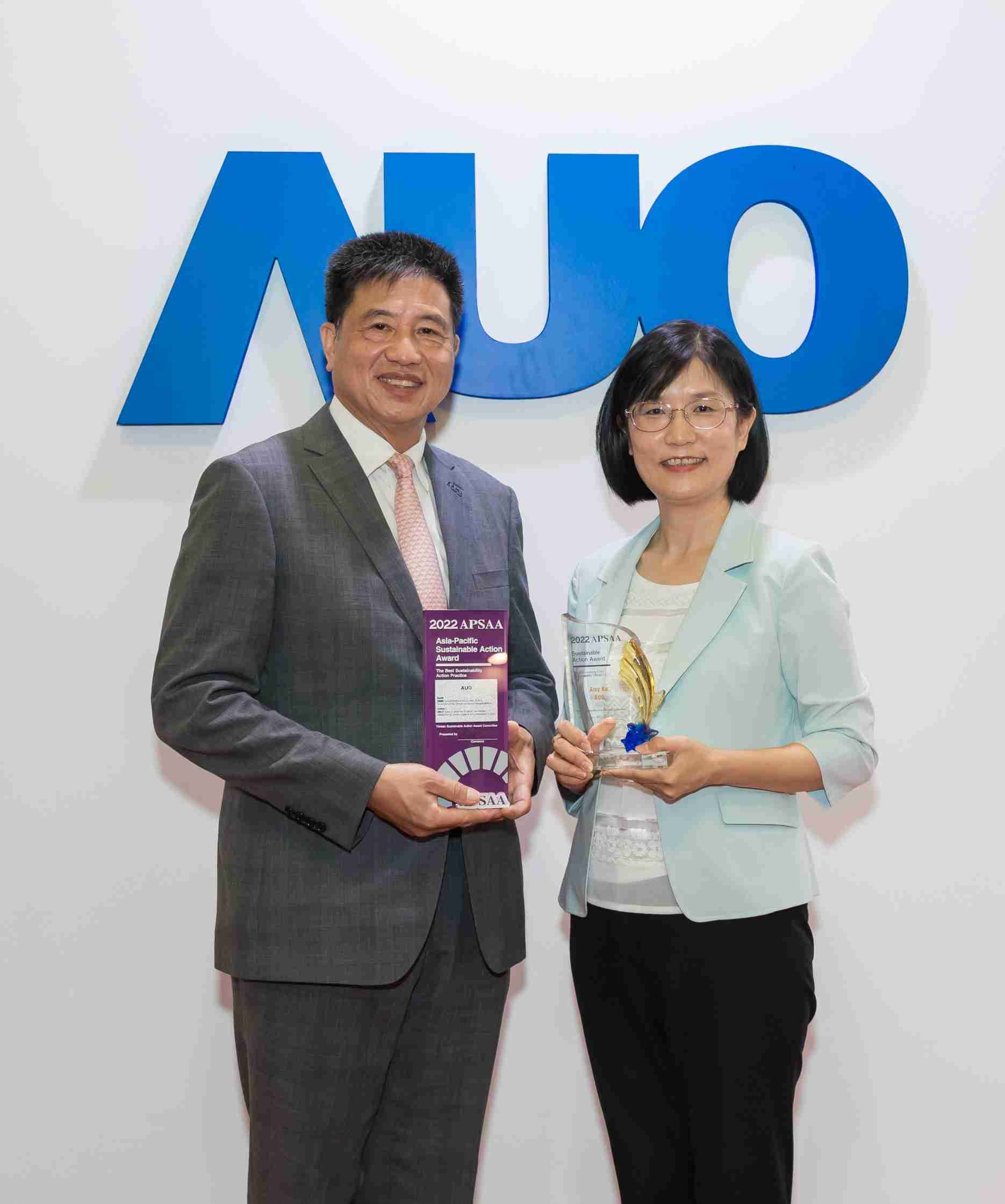 william威廉中文官网长期垫筑永续远景的基石，，，，透过ESG暨气候委员会逐步实践永续策略蓝图。。。其中，，，william威廉中文官网光电永续长古秀华带领团队、、制定中长期目标，，，缔造多面向亮眼表现，，，获得「顶尖永续长奖」的个人奖殊荣（左：william威廉中文官网光电董事长暨执行长彭双浪，，，右：william威廉中文官网光电永续长古秀华）