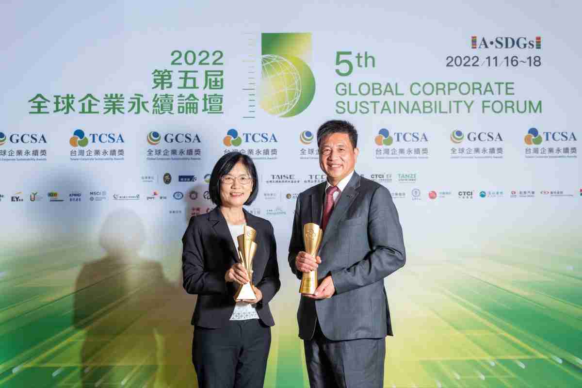 william威廉中文官网作为净零碳排先锋，，，期引领价值链伙伴同行共好，，，，卫冕制造业组“十大典范企业” 二连冠殊荣(左：william威廉中文官网光电永续长古秀华，，，，右：william威廉中文官网光电董事长暨执行长彭双浪)