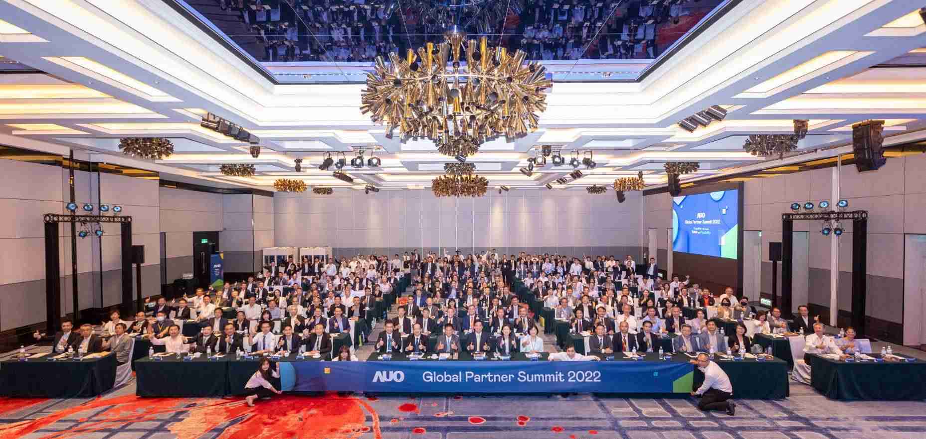 友達推動「安心、、、創新、、、、用心、、、同心、、、盡心」五星職旅，，為菲籍員工打造全方位照護，，首度贏得「人權實踐與發展領袖獎」殊榮