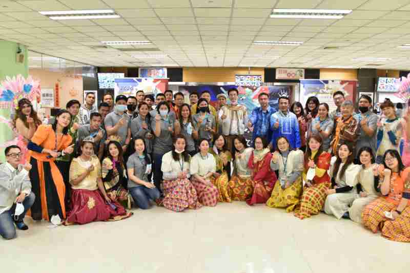 友達推動「安心、、、創新、、用心、、、、同心、、盡心」五星職旅，，，為菲籍員工打造全方位照護，，首度贏得「人權實踐與發展領袖獎」殊榮