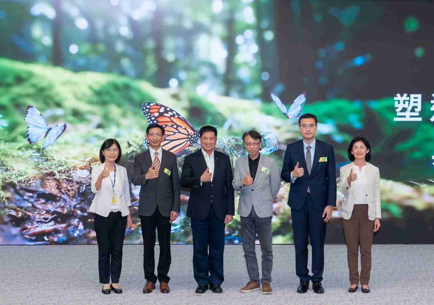 友達2023 CSR共榮大會，，，，邀請領域專家分享交流生物多樣性管理趨勢、、、、無塑產品、、、、海廢永續塑料等議題  （圖左到右：友達光電永續長古秀華、、3M台灣技術長陳君杰、、、友達光電董事長暨集團策略長彭双浪、、、光寶科技企業永續發展處處長陳慶暉、、、安永聯合會計師事務所執業會計師曾于哲、、、友達光電供應鏈總部副總經理吳宜芳）