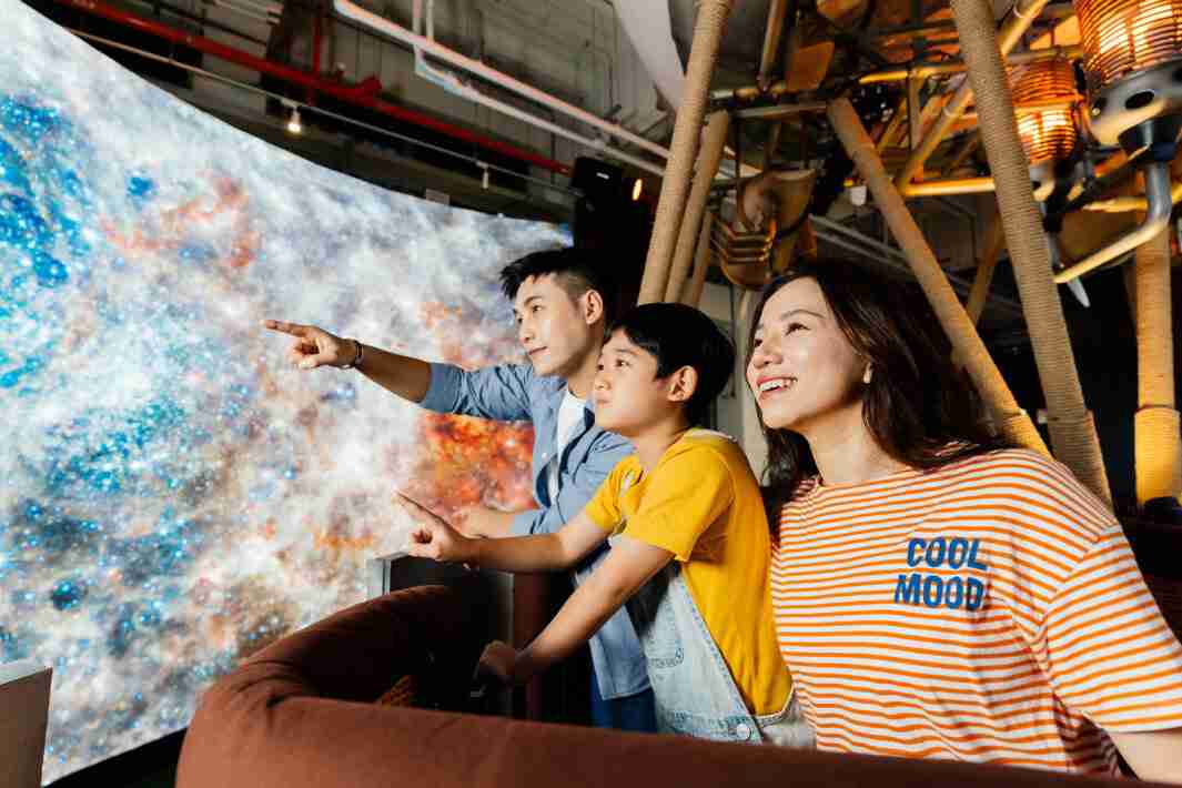 william威廉中文官网打造全台最大宽6公尺、、、、高4公尺、、、、唯一搭载LED弧形拼接显示屏的动感飞行船，，，让乘客驻足在热气球上，，，，享受身历其境的伪出国旅游乐趣