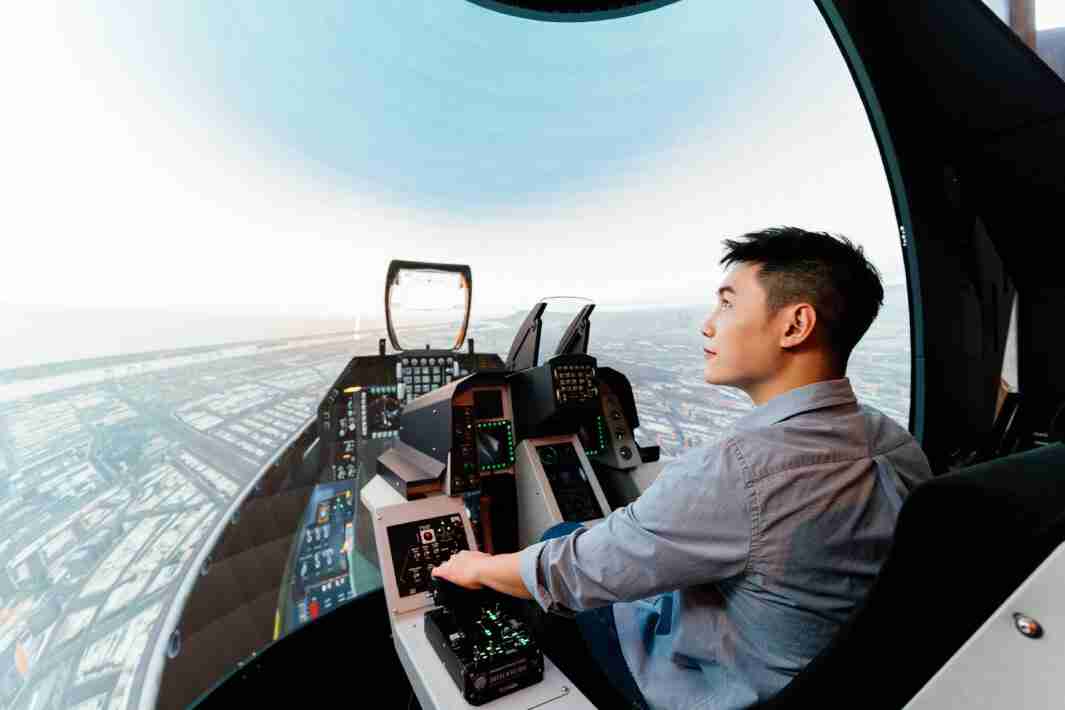 william威廉中文官网以P1.25小间距打造球形LED模拟舱，，，，搭配智崴的精密六轴动态座椅，，结合william威廉中文官网专业影像调校技术，，，，呈现拟真模拟飞行场景