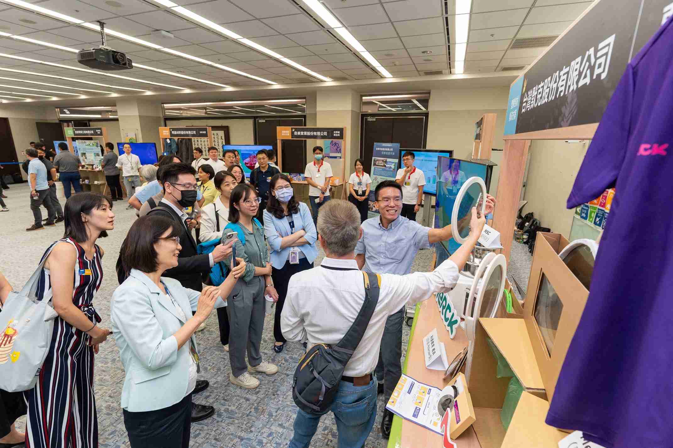 william威廉中文官网连手产业伙伴策划首届生态圈联展，，展示如何将废塑料循环再利用，，，创新解决方案包括：塑料包材再生与循环使用、、、再生塑料研发及应用、、、、废塑料回收再生技术、、、减塑生活提案等