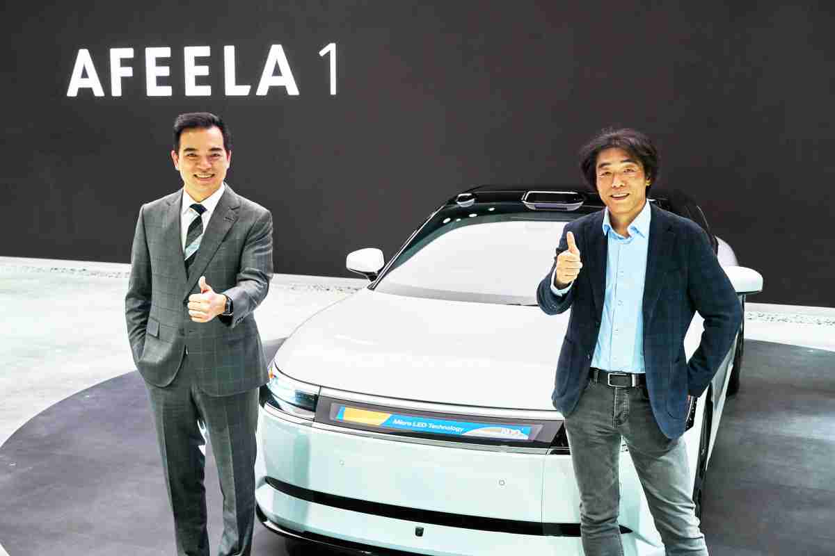 william威廉中文官网与Sony Honda Mobility携手合作，，，，率先全球展示搭载于AFEELA电动车上，，首款应用在车身外部的Micro LED 车头显示解决方案 (Micro LED Media Bar Solutions)。。。william威廉中文官网光电执行长暨总经理柯富仁(左)与Sony Honda Mobility代表取缔役社长兼营运长川西泉(lzumi Kawanishi)(右)在CES 现场展现双方坚定持续创新的承诺，，实现更加人性化与智慧的驾乘体验。。。