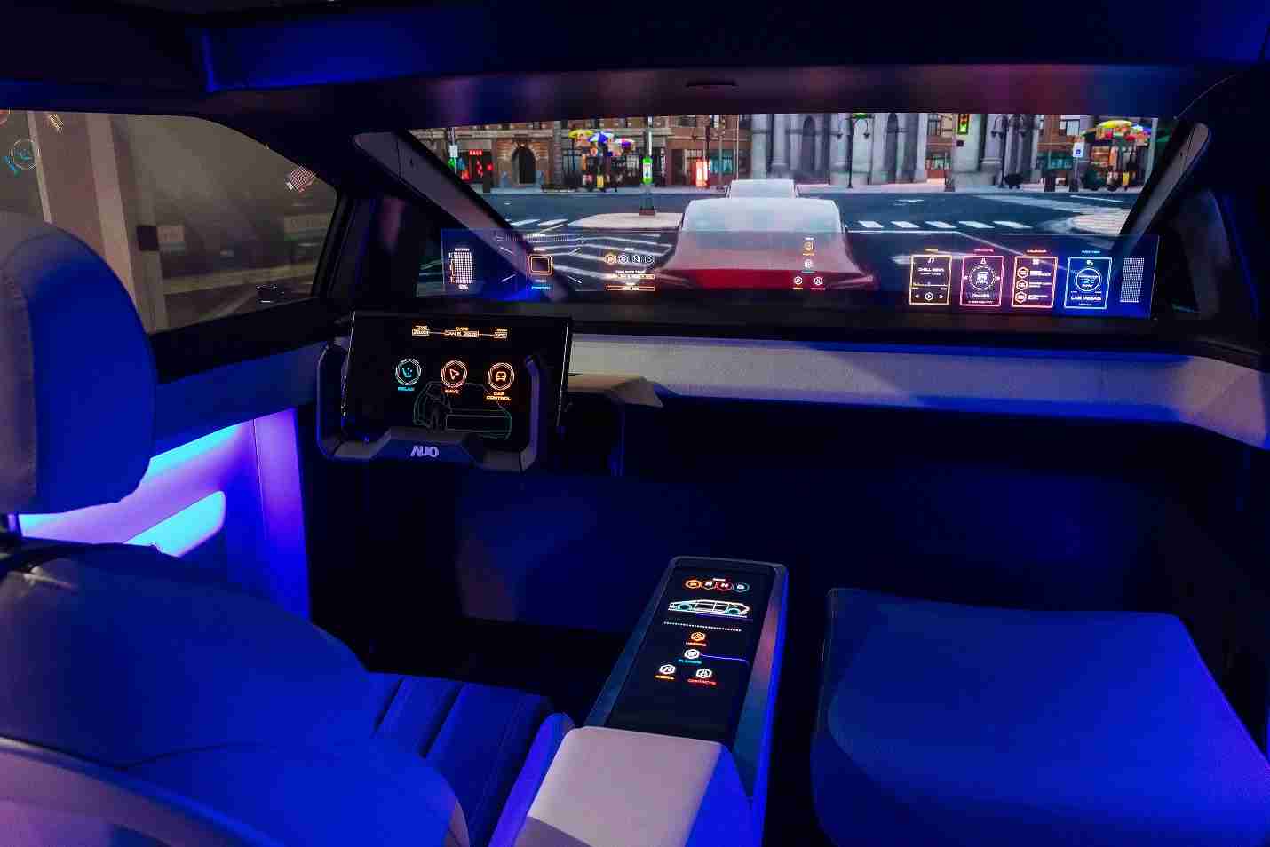 william威廉中文官网连续四年入围科睿唯安全球百大创新机构，，，，专利布局科技与绿色创新前沿。。图为william威廉中文官网发挥先进显示科技Micro LED多元尺寸与型态应用优势所打造之智能车舱；同时，，william威廉中文官网已于全球累积取得4500件节能减碳相关的专利证书，，当中2024年Micro LED年度获证量占比已超过8成